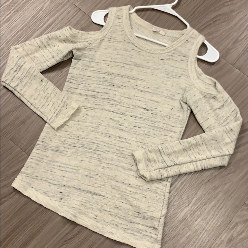 Cold shoulder longer sleeve-LIKE NEW!
